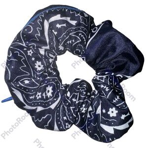 Bandana print navy blue zipper hair scrunchie hand made USA cotton blend NWT